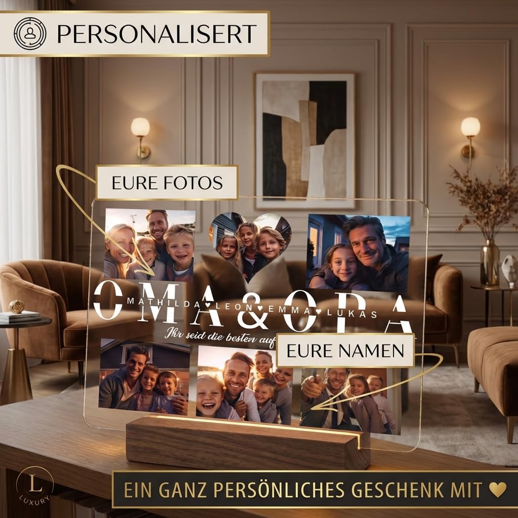 Personalisierte Acryl-Fotoplakette auf einer hölzernen LED-Basis, die Familienfotos und einen großen Text mit 'OMA & OPA' sowie anpassbaren Namen und einer Nachricht zeigt. Gezeigt in einer warmen Wohnzimmerumgebung. Deutsche Textbeschriftungen zeigen die Bereiche für die (Anzeigen-)Platzierung von Fotos und Namen an.
