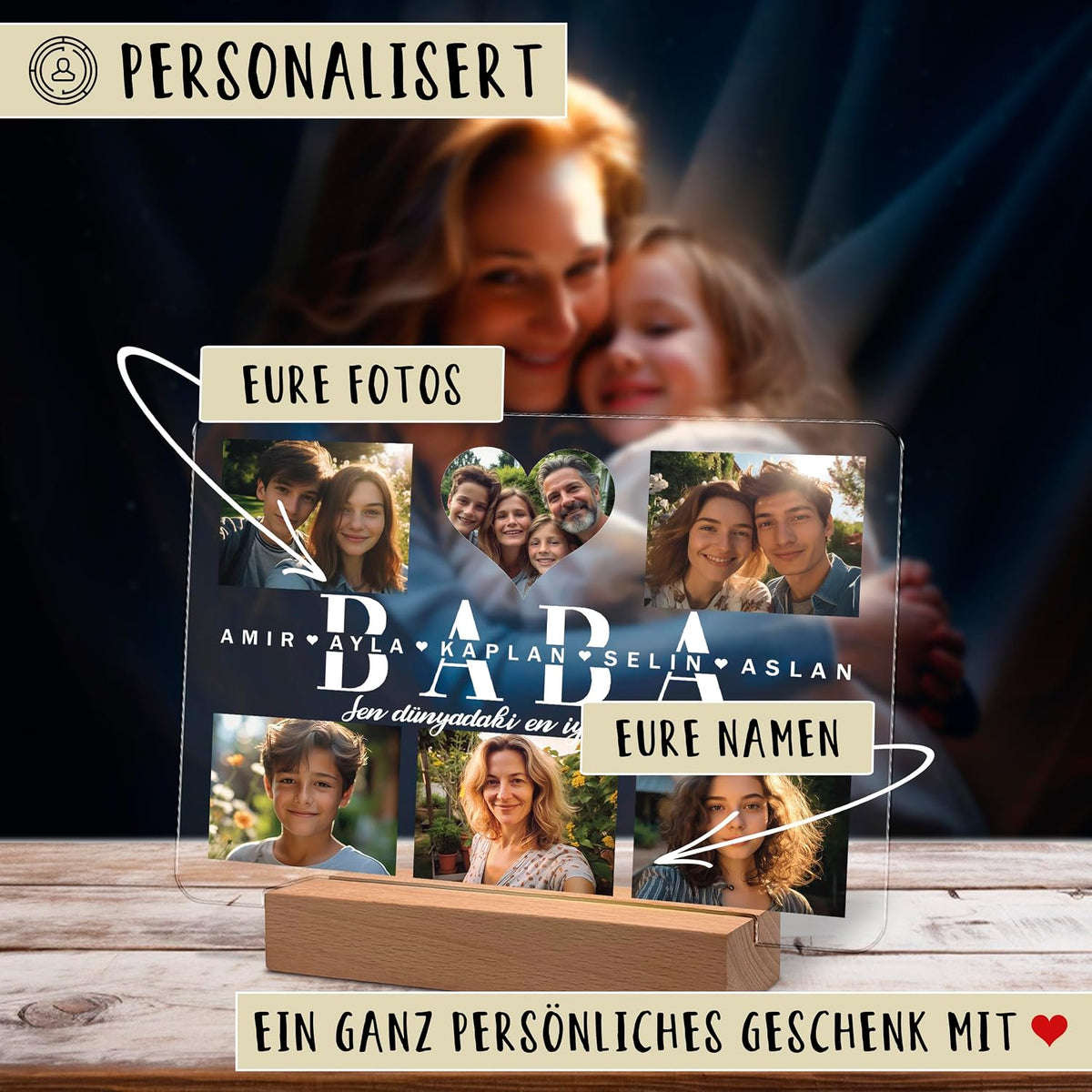 Personalisierte Acryl-Fotonoctlamp auf einem hölzernen LED-Sockel, die Familienfotos und das Wort 'BABA' mit den Namen Amir, Ayla, Kaplan, Selin, Aslan zeigt. Die deutschen Textbeschriftungen 'Eure Fotos' und 'Eure Namen' weisen auf anpassbare Foto- und Namensfelder hin.