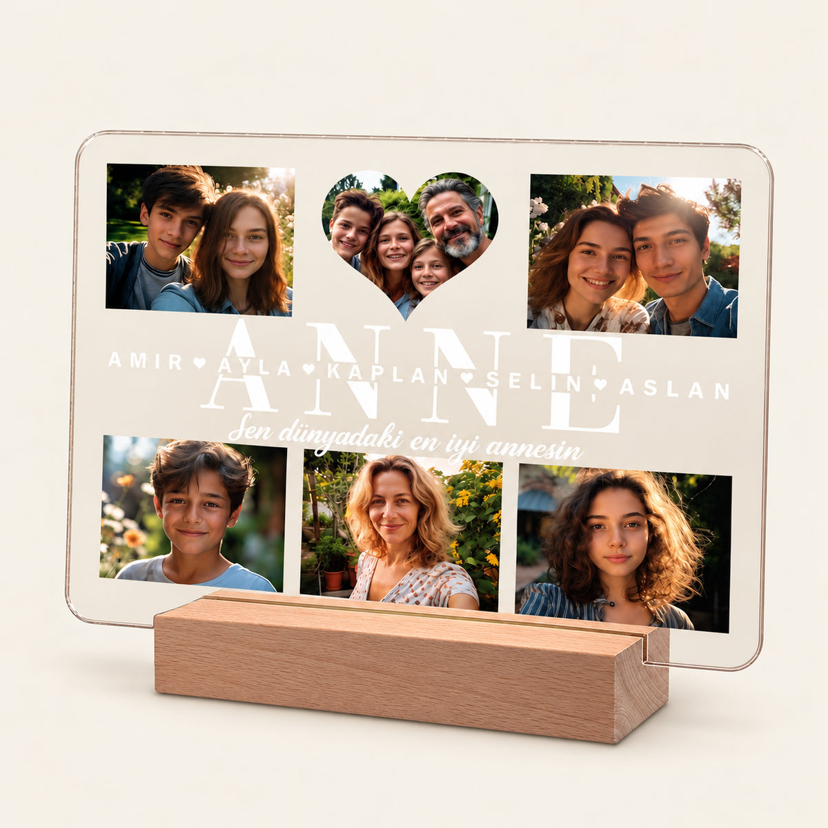 Personalisierte Acryl-Fotornachtlampe auf einem Holz-LED-Sockel mit sechs Familienfotos, großem Text „ANNE“, Namen „Amir, Ayla, Kaplan, Selin, Aslan“ und dem türkischen Satz „Sen dunyadaki en iyi annesin“.