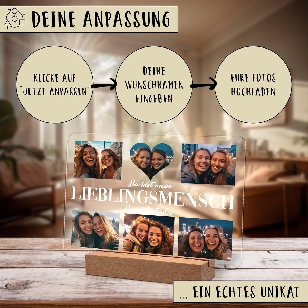 Werbegrafik für eine personalisierte Acryl‑Fotoplatte auf einem Holzständer, die 5 Freundschaftsfotos zeigt und den Text 'Du bist mein LIEBLINGSMENSCH' enthält. Drei oben gezeigte Schritte: Auf „Anpassen“ klicken, Namen eingeben, Fotos hochladen.
