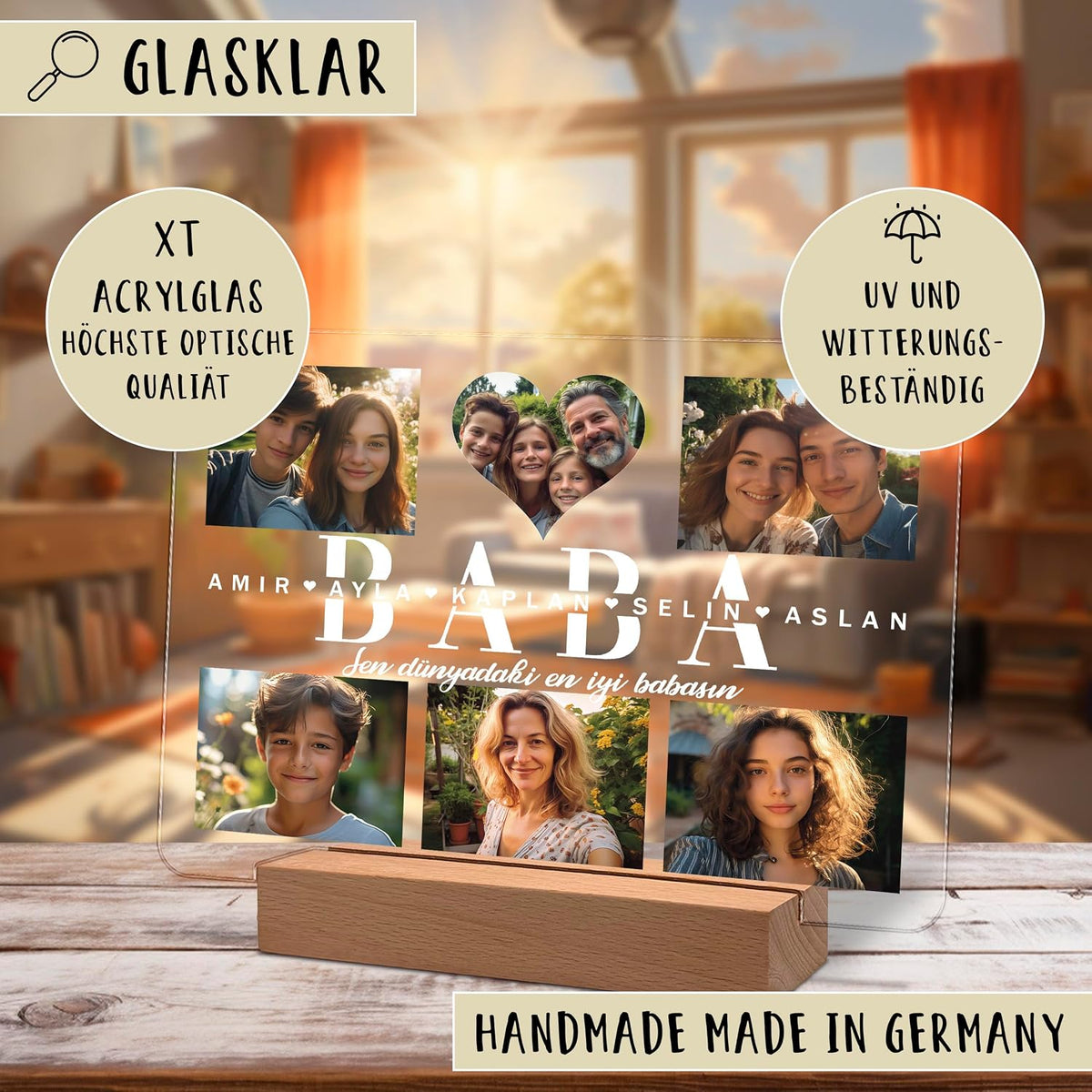 Klarer Acryl‑Fotodispay‑Panel auf einem Holzständer, mit sechs Familienfotos angeordnet um großen weißen Text „BABA“ mit Namen Amir, Ayla, Kaplan, Selin, Aslan. Text lautet 'Sen dunyadaki en iyi babasin'. Beschriftet „Glasklar“ und „Handmade Made in Germany“.