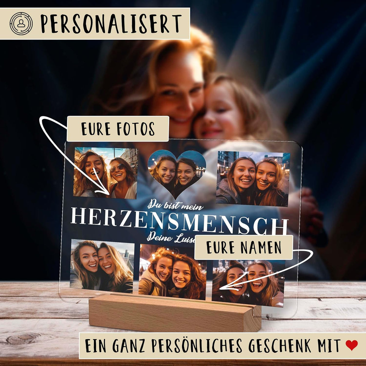 Personalisierte Acryl-Fotoplatte auf einem hölzernen LED-Sockel, die vier Freundschaftsfotos und eine herzförmige Collage zeigt. Der Text lautet „Du bist mein HERZENSMENSCH“ mit Namen. Beschriftet mit „PERSONALISIERT“ und „Ein ganz persönliches Geschenk“.