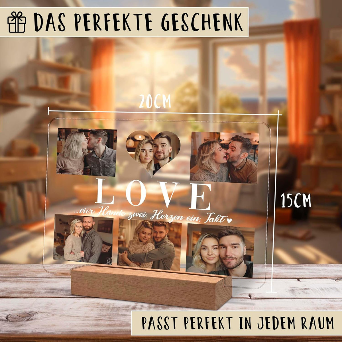 Klare Acryl-Fotocollage-Anzeige, 20x15 cm, montiert auf einem Standfuß aus Holz. Verfügt über 6 Platzhalter für Paarfotos, ein herzförmiges zentrales Foto und den Text 'LOVE' mit deutschem Untertitel. Gezeigt in einer Wohnzimmerumgebung.