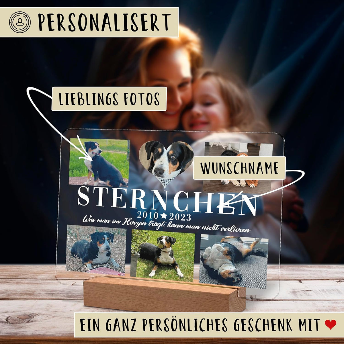 Personalisierte Gedenktafel aus Acryl auf einer Holz-Lichtbasis mit mehreren Fotos eines schwarz-weißen Hundes namens Sternchen (2010-2023). Der deutsche Text lautet 'Personalisiert', 'Lieblingsfotos', 'Wunschname' und ein Gedenkspruch.