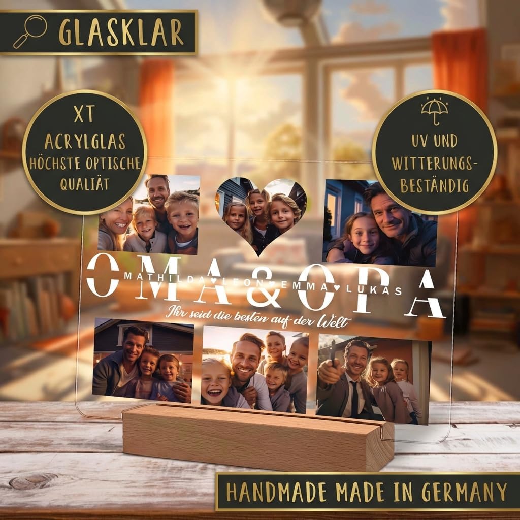 Personalisierte Acryl-Fototafel auf einem Holzständer, die Familienfotos zeigt, die um den großen Text „OMA & OPA“ mit Namen und dem Satz „Ihr seid die besten auf der Welt.“ angeordnet sind. Beschriftet mit Handmade in Deutschland, UV-beständig, kristallklares Acryl.