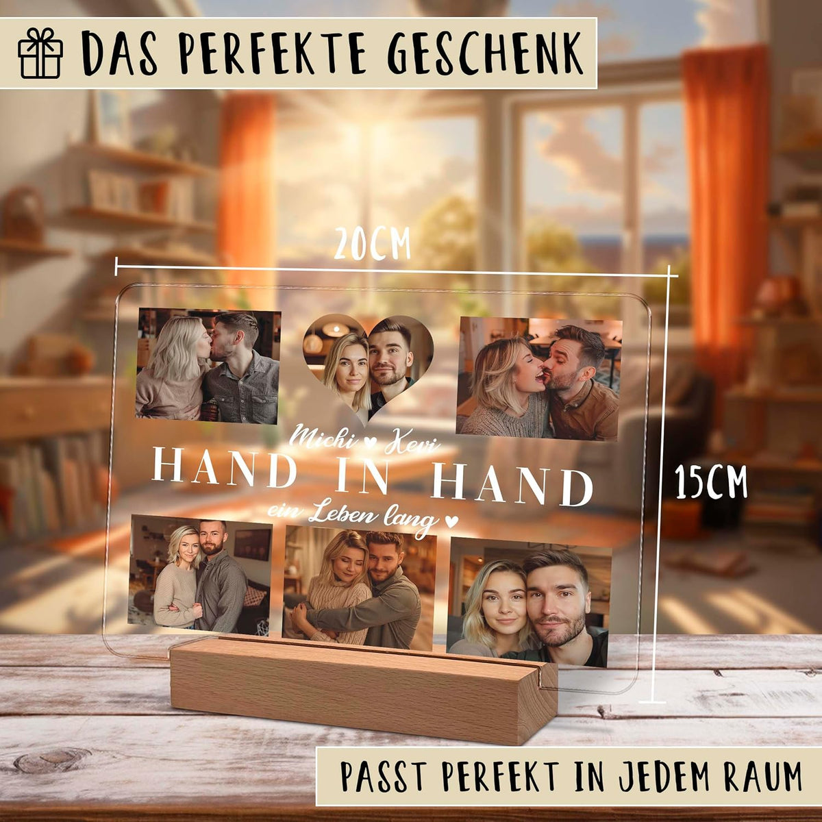 Personalisierter Acryl-Fotohalter (20x15 cm) auf einem Holzständer, mit sechs Paarfotos und einem herzförmigen zentralen Foto. Der weiße Text lautet 'Michi & Kevi - Hand in Hand - ein Leben lang'. Das deutsche Banner oben lautet 'Das perfekte Geschenk'.