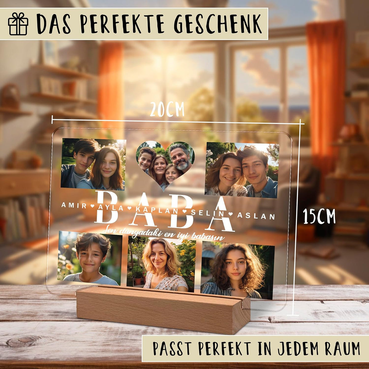 Klarer Acryl‑Fotodisplay‑Paneel, 20 × 15 cm, auf einem Holz‑Grundgestell montiert, zeigt ein Familienfoto‑Collage mit dem Wort BABA und den Namen Amir, Ayla, Kaplan, Selin, Aslan. Text‑Overlay lautet „Das perfekte Geschenk“ und „Passt perfekt in jedem Raum“.
