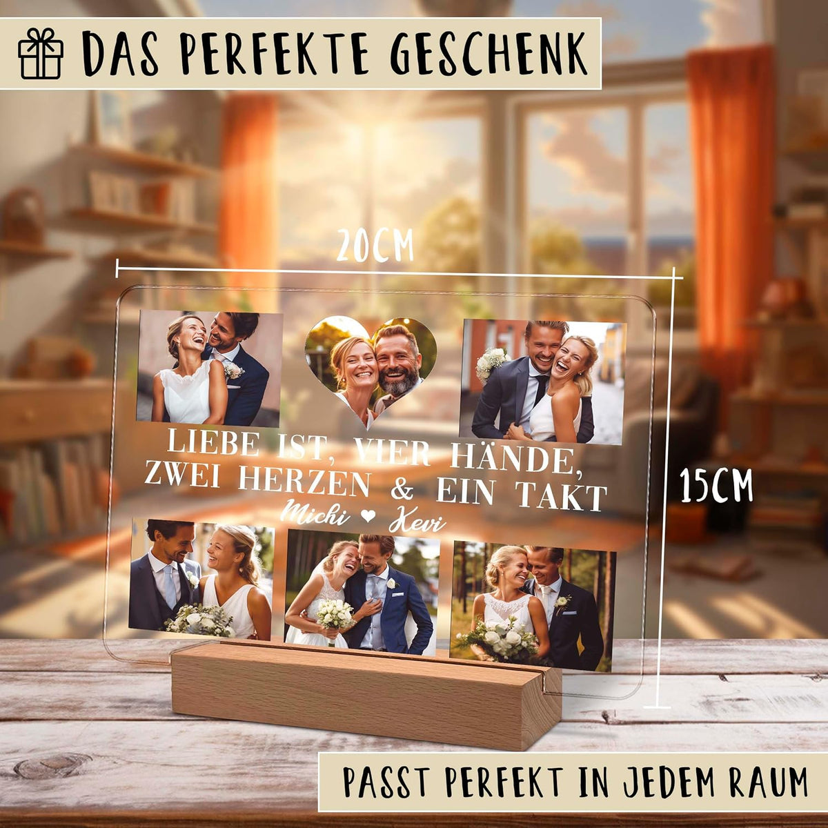Personalisierte Acryl‑Fotodispay, 20 x 15 cm, auf einem Holzständer. Enthält 5 Hochzeits‑Paar‑Fotos, ein herzförmiges Mittel‑Foto und deutschen Text „Liebe ist, vier Hände, zwei Herzen & ein Takt“ mit den Namen „Michi & Kevi“.
