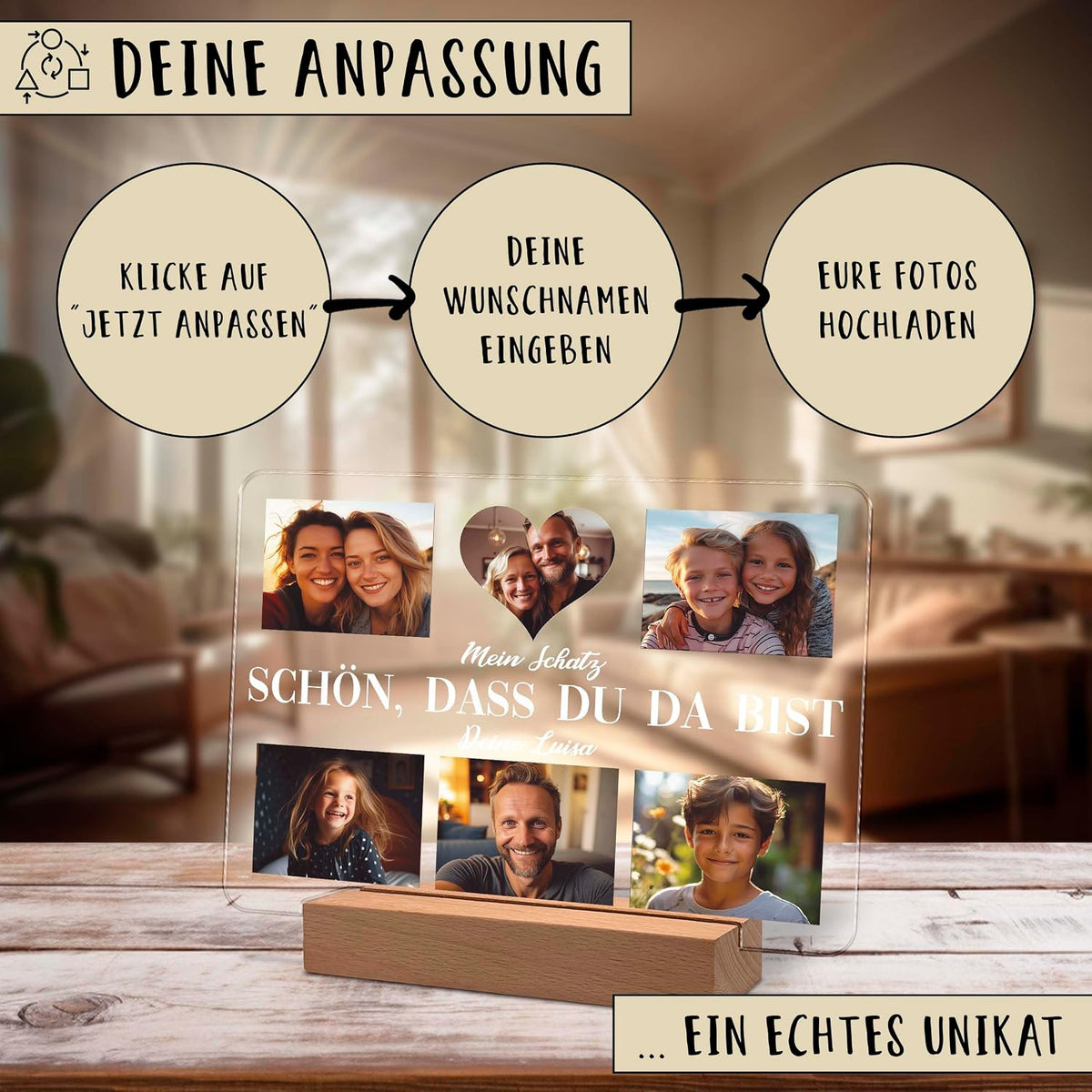 Werbegrafik für eine personalisierte Acryl-Fotoplakette auf einem Holzständer, die 5 Familienfotos und den deutschen Text „Schon, dass du da bist“ zeigt. Die drei oben gezeigten Schritte: Anpassen klicken, Namen eingeben, Fotos hochladen.