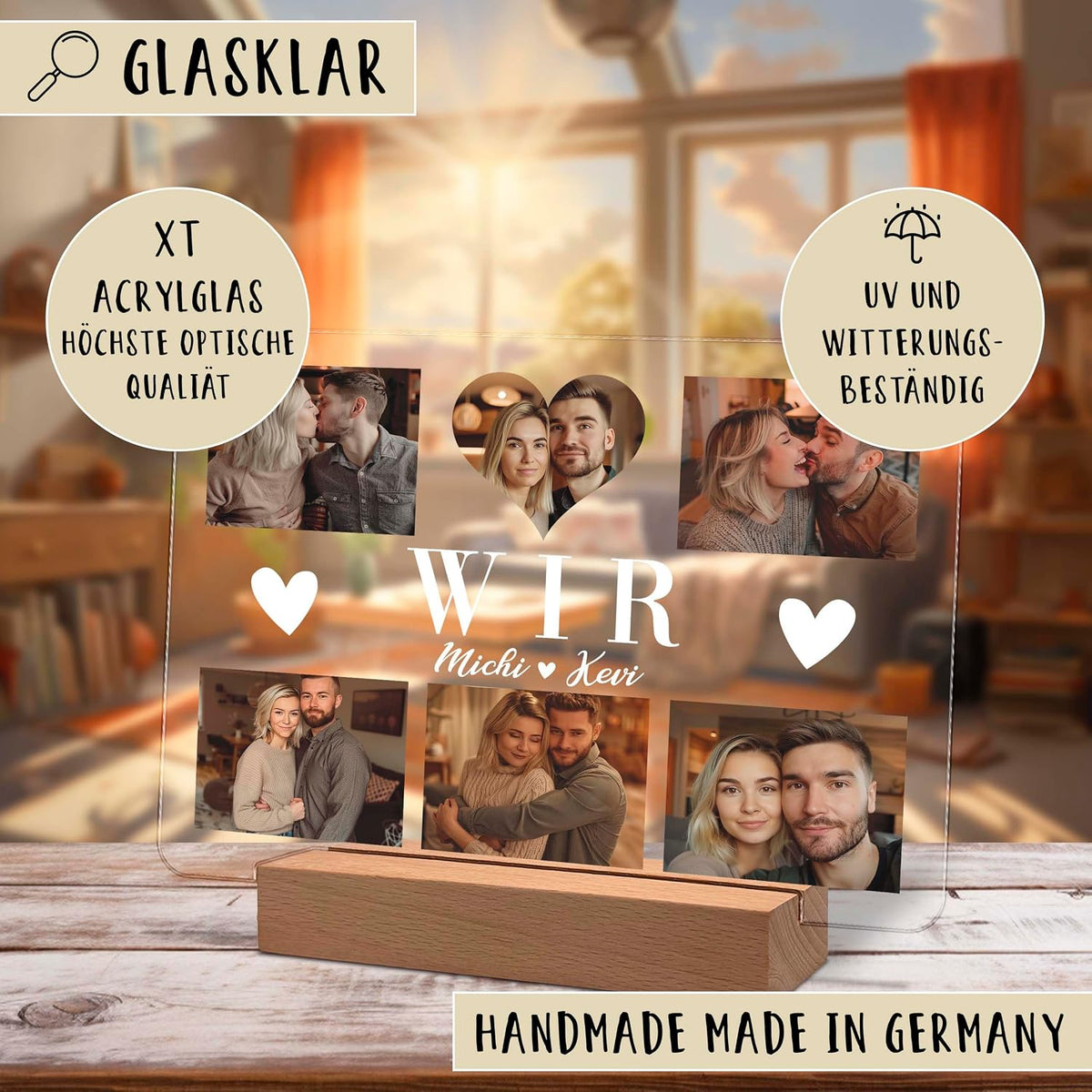 Klare Acryl-Fotodisplay-Platte auf einem Holzständer mit sechs Paarfotos, die um den großen Text „WIR“ und die Namen „Michi & Kevi“ mit Herz-Icons angeordnet sind. Beschriftet mit „Glasklar“, „XT Acrylglas“, „UV und Witterungsbeständig“ und „Handmade Made in Germany“.