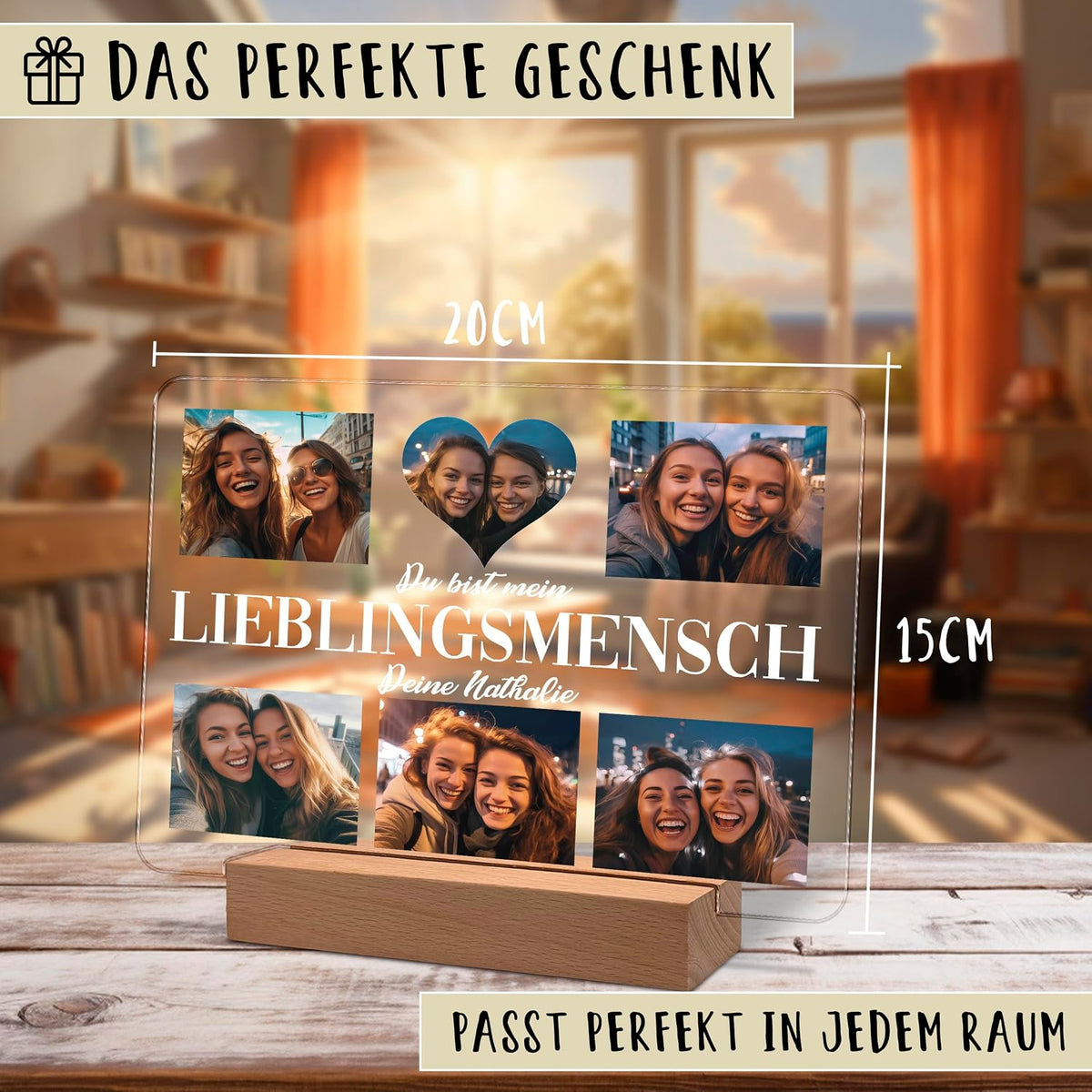 Acryl-Fotodisplay (20x15 cm) auf einem Holzständer, das eine Collage aus Selfies von Freunden und dem Text 'Du bist mein LIEBLINGSMENSCH - Deine Nathalie' zeigt. Oberes Banner: 'Das perfekte Geschenk'. Unten: 'Passt perfekt in jedem Raum'.