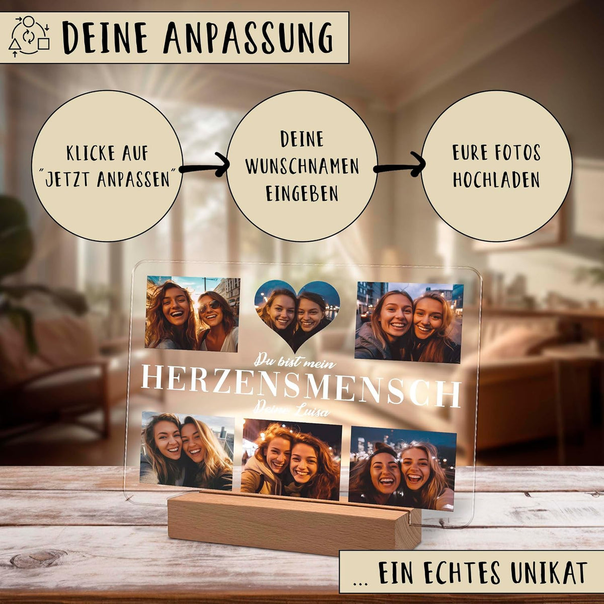 Werbegrafik für eine personalisierte Acryl-Fotoplatte auf einem Holzständer. Drei Schritte werden gezeigt: Klicken Sie auf „Jetzt Anpassen“, geben Sie Namen ein, laden Sie Fotos hoch. Die Plakette zeigt Fotos von Freunden und den Text „Du bist mein HERZENSMENSCH“. Slogan: 'Ein echtes Unikat'.