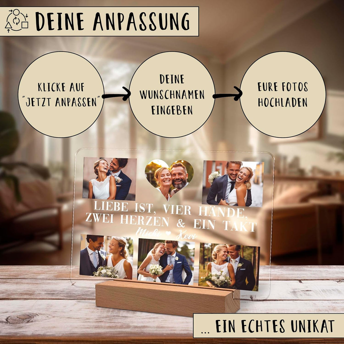 Werbegrafik für einen personalisierten Acryl-Fotodisplay auf einem Holzständer, der Hochzeitsfotos und den deutschen Text „Liebe ist, vier Hände, zwei Herzen & ein Takt.“ zeigt. Drei Schritte werden gezeigt: „Anpassen“ anklicken, Namen eingeben, Fotos hochladen.