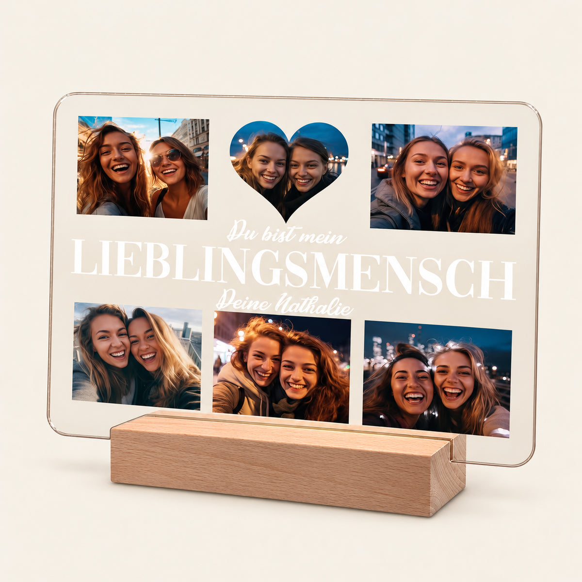 Beleuchtetes Acryl‑Foto‑Display auf einem Holz‑LED‑Grundstück, das sechs Selfies von Freunden um ein herzförmiges Mittelbild anordnet. Weißer deutscher Text lautet 'Du bist mein LIEBLINGSMENSCH Deine Nathalie', meaning 'You are my favourite person - Your Nathalie'.