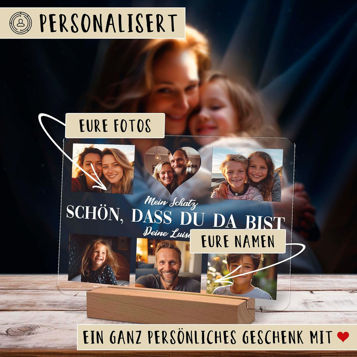 Personalisierte Acryl-Fotoplakette auf einer hölzernen LED-Basis mit fünf Familienfotos und deutschem Text: 'Schon, dass du da bist' (Glad you are here). Anmerkungen zeigen anpassbare Fotos und Namen. Werbebanner am unteren Rand.