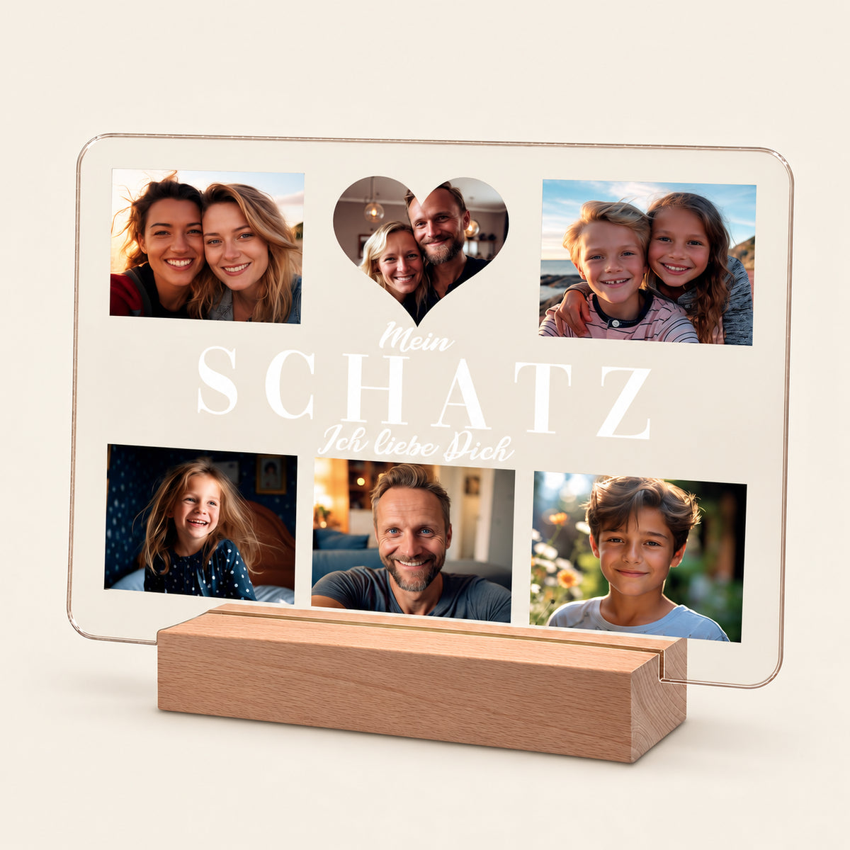 Personalisierte Acryl-Fotodisplay auf einem hölzernen LED-Sockel mit sechs Familienfotos, die um den deutschen Text „Mein SCHATZ Ich liebe Dich“ angeordnet sind. Ein Foto ist herzförmig.
