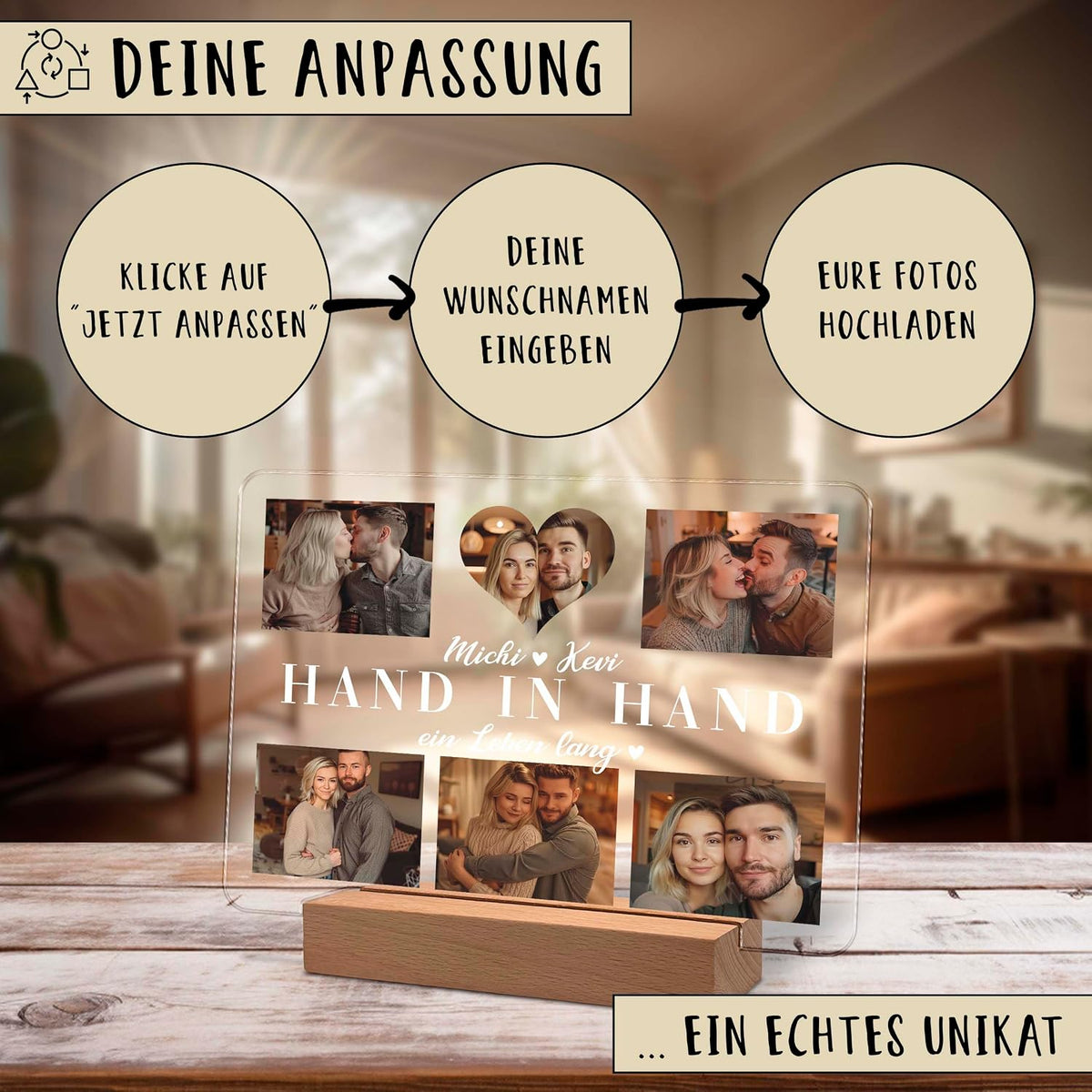 Werbegrafik für eine personalisierte Acryl-Fotoplatte auf einem Holzständer, die 5 Paarfotos und den Text „Hand in Hand“ mit Namen zeigt. Drei Schritte werden gezeigt: Klicken Sie auf Personalisieren, geben Sie die Namen ein, laden Sie Fotos hoch.