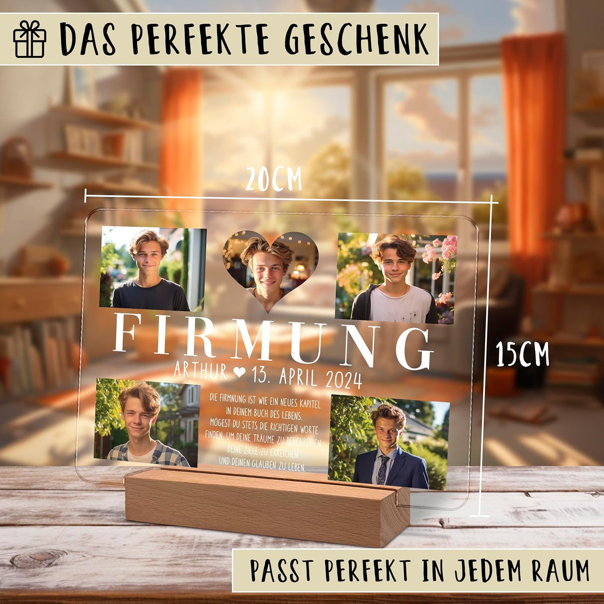 Personalisierte Acryl-Fotoanzeige zur Firmung, 20 × 15 cm, zeigt 5 Fotos eines jugendlichen Jungen, Text: 'FIRMUNG ARTHUR 13. APRIL 2024', montiert auf einem Holzständer. Lifestyle‑Raumhintergrund.