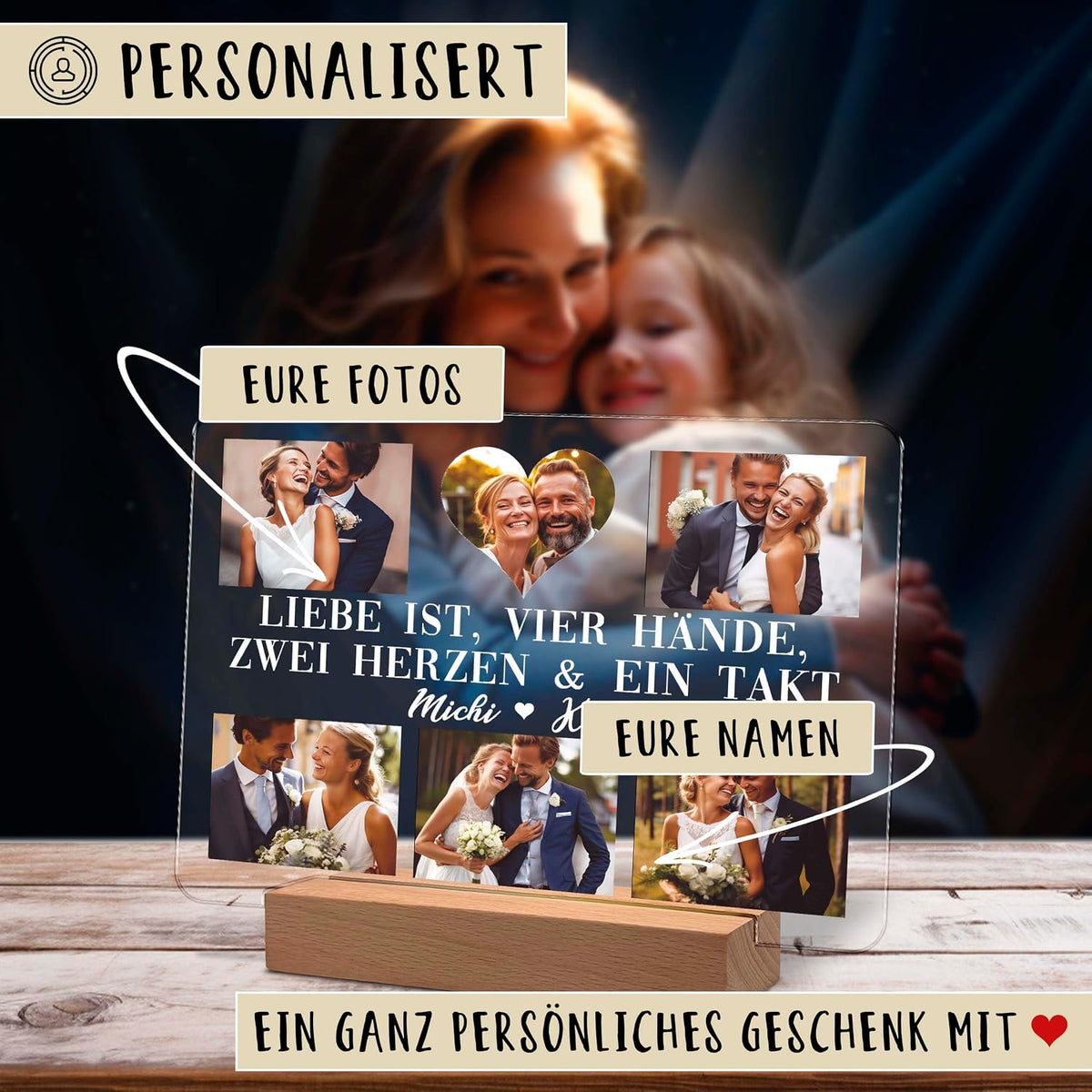 Personalisierte Acryl-Fotoplakette auf einem Holz-LED-Sockel, die 5 Hochzeitsfotos zeigt, die um den deutschen Text 'Liebe ist, vier Hände, zwei Herzen & ein Takt' mit den Namen 'Michi' und einem Herz angeordnet sind. Beschriftet mit Hinweisen für benutzerdefinierte Fotos und Namen.