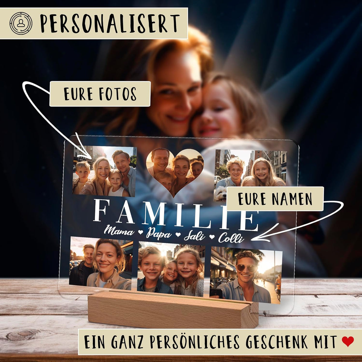 Personalisierte Acryl-Nachtscheibe auf einem Holzsockel, die Familienfotos in einer Collage mit einem herzförmigen Mittelpunkt zeigt. Text lautet „FAMILIE“ mit den Namen „Mama, Papa, Sali, Colli“. Deutsche Beschriftungen heben anpassbare Fotos und Namen hervor.