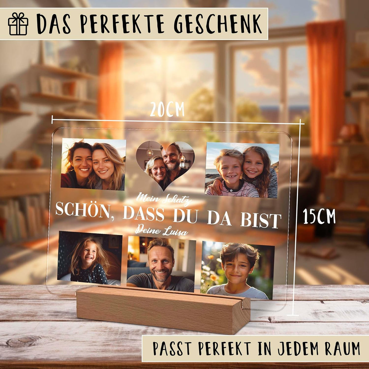 Klare Acryl-Fotodisplay-Platte (20x15 cm) auf einem Holzständer mit 5 Familienfotos und deutschem Text 'Schon, dass du da bist' mit personalisierten Namen. Gezeigt in einer gemütlichen Wohnzimmeratmosphäre.
