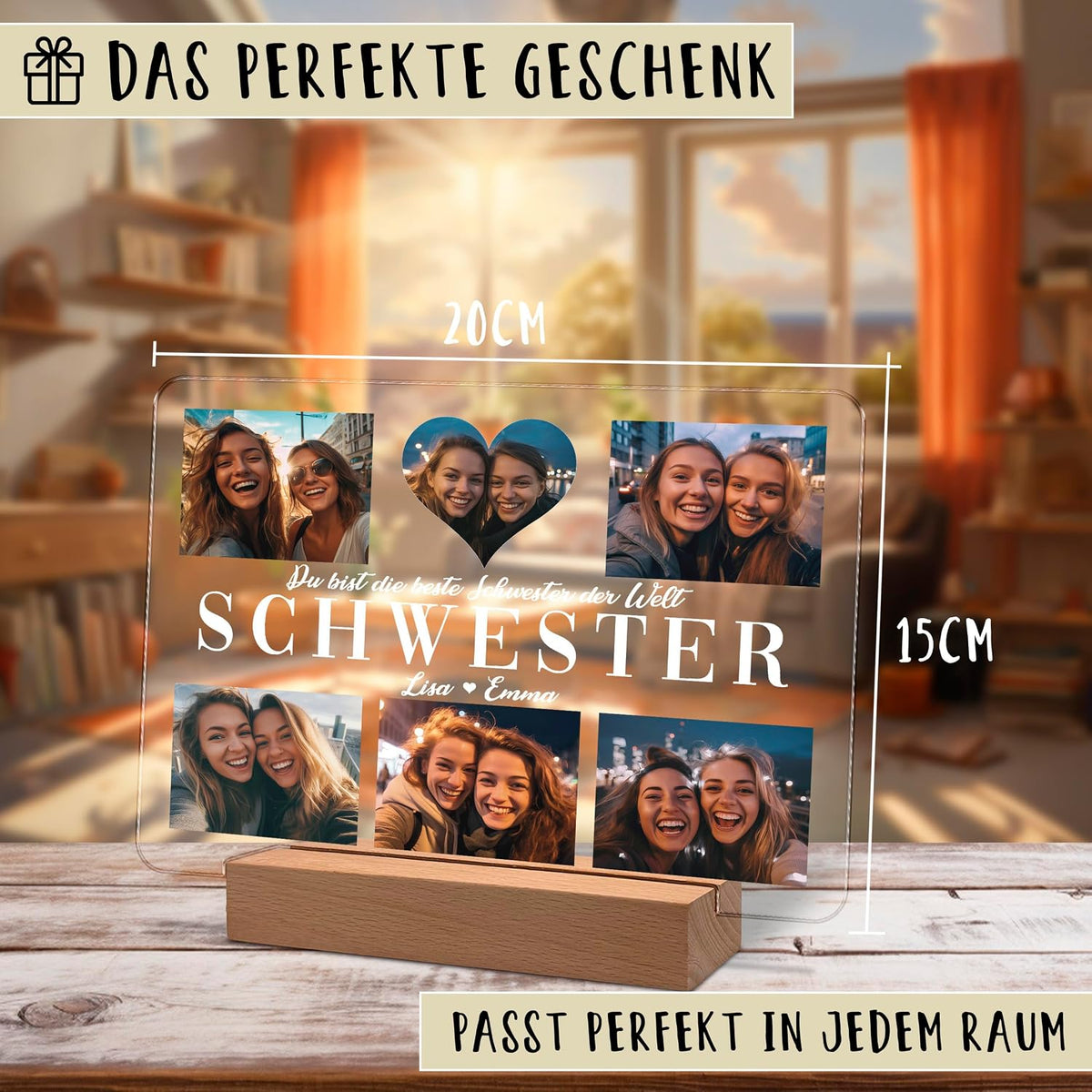 Acryl-Fotodisplay (20x15 cm) auf einem Holzständer mit fünf Fotos von zwei jungen Frauen, einem herzförmigen Ausschnitt und deutschem Text mit der Aufschrift „SCHWESTER“. Gezeigt in einer Wohnzimmerumgebung mit Maßangaben.