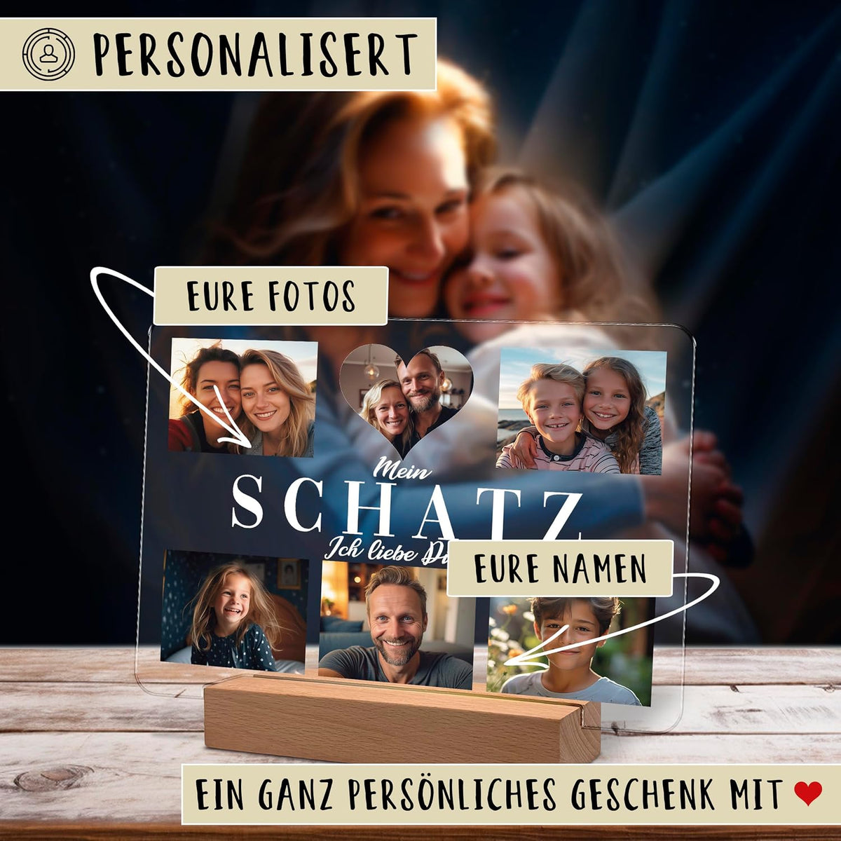 Personalisierte Acryl-Nachtlampe mit Foto auf einem hölzernen LED-Sockel, die eine Collage aus 5 Familienfotos und einem großen Text mit der Aufschrift 'Mein SCHATZ Ich liebe Di...' zeigt. Beschriftungen lauten 'Eure Fotos' und 'Eure Namen'. Der deutsche Text darunter lautet 'Ein ganz personliches Geschenk mit heart'.