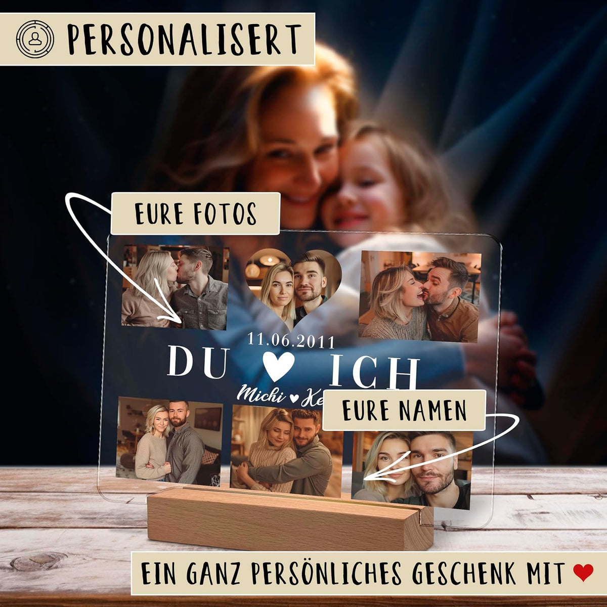 Personalisierte Acryl-Fototafel auf einem hölzernen LED-Sockel, die eine Collage eines Paares mit 4 Fotos, einem Herz, dem Datum '11.06.2011', dem Text 'DU ICH' und Namen zeigt. Deutsche Beschriftungen weisen auf anpassbare Fotos und Namen hin.