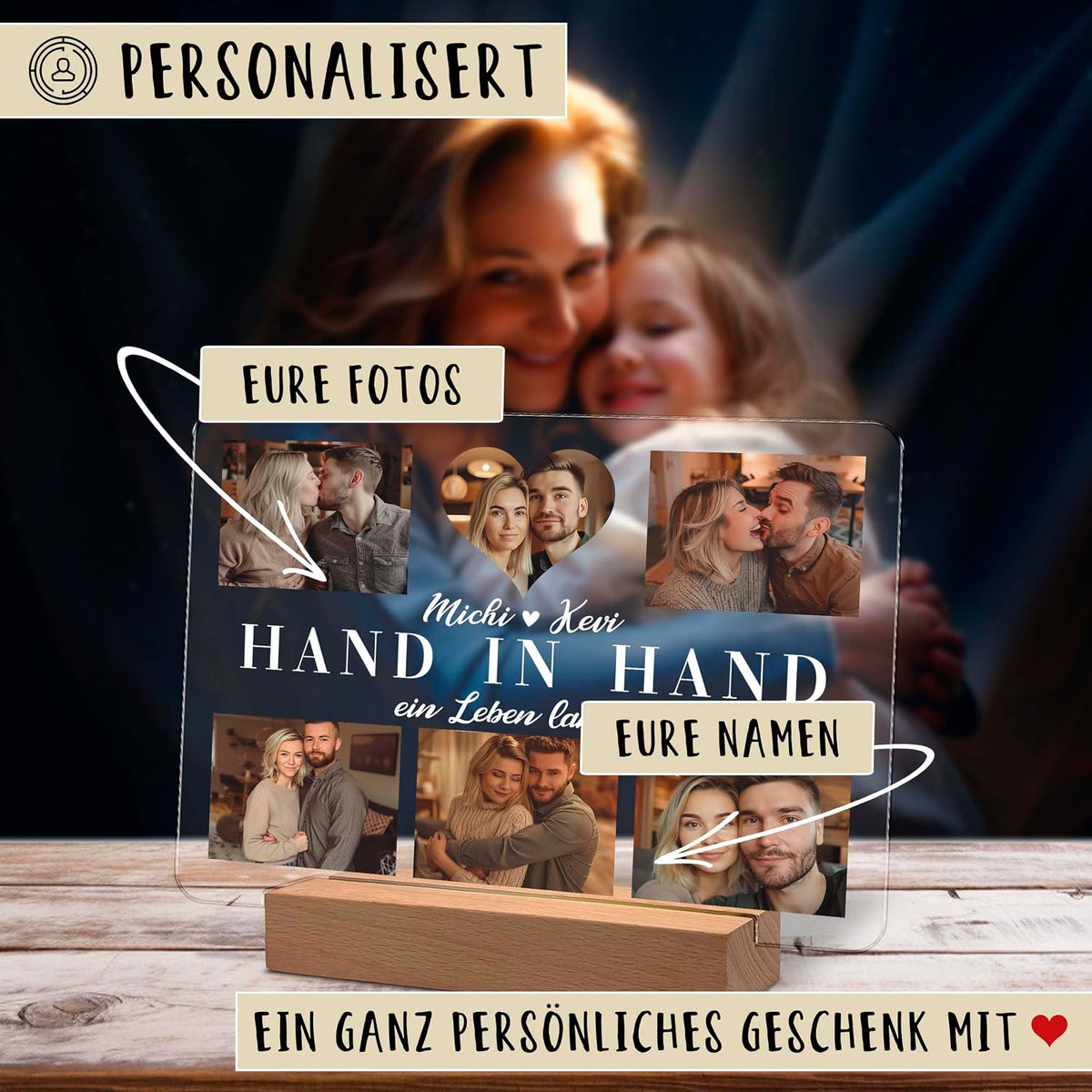 Personalisierte Acryl‑Fotoplatte auf einem Holz‑LED‑Ständer, mit einem Paar‑Collage und dem Text „Hand in Hand“ sowie individuellen Namen „Michi & Kevi“. Deutsche Etiketten weisen auf anpassbare Fotos und Namen hin. Unterer Text lautet „Ein ganz persönliches Geschenk mit“ (ein sehr persönliches Geschenk).