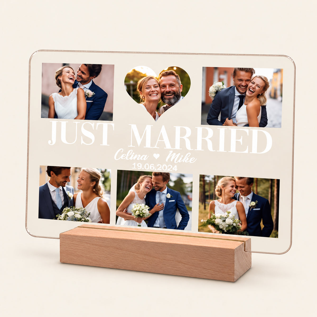 Personalisierte Acryl‑Fotoplatte auf einem Holz‑LED‑Sockel, die sechs Hochzeitsfotos in einer Collage‑Anordnung zeigt. Text lautet „JUST MARRIED / Celina ♥ Mike / 19.06.2024“ in weißer Schrift auf warmbeigem Hintergrund.