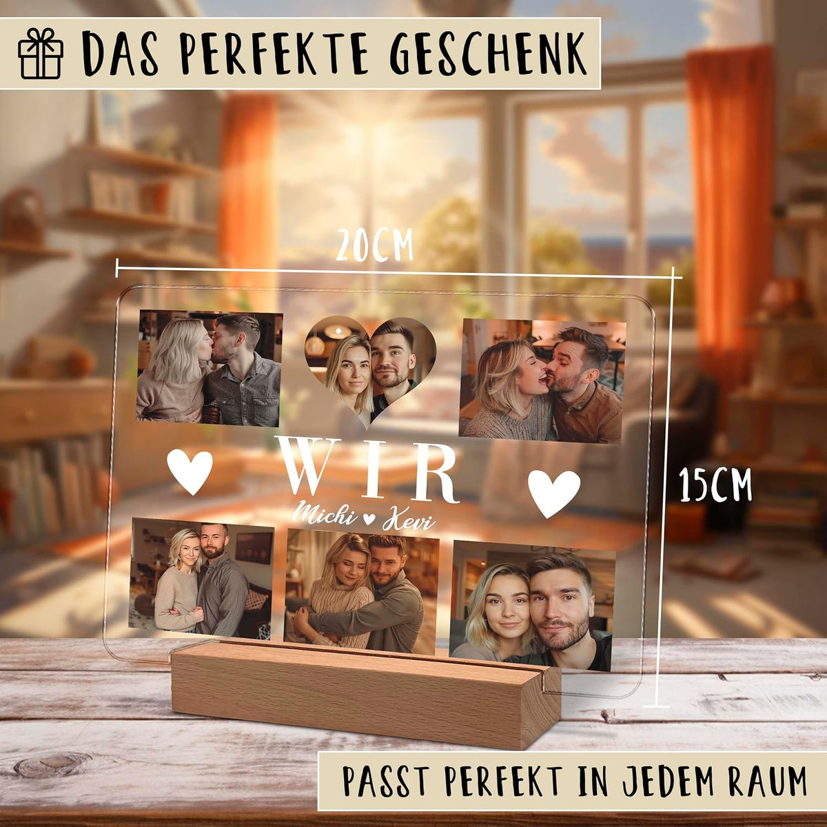 Klarer Acryl‑Fotoanzeige‑Panel (20 × 15 cm) auf einem Holz‑Grundhalter, mit sechs Paar‑Fotos, die um eine Herzform angeordnet sind, und weißem Text „WIR Michi & Kevi“ mit Herz‑Icons. Deutsche Textüberlagerungen lauten „Das perfekte Geschenk“ und „Passt perfekt in jedem Raum“.
